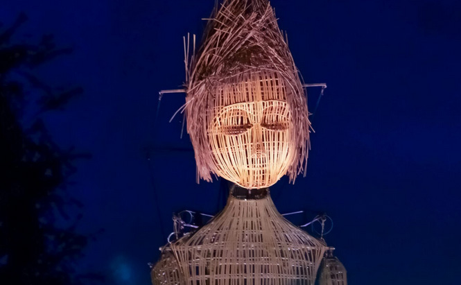 marionnette en bois géante 