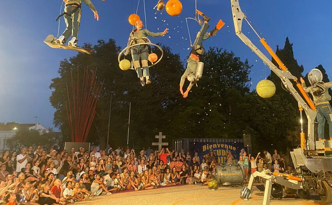 photo de spectacle plein air avec hommes volants dans structure en métal 