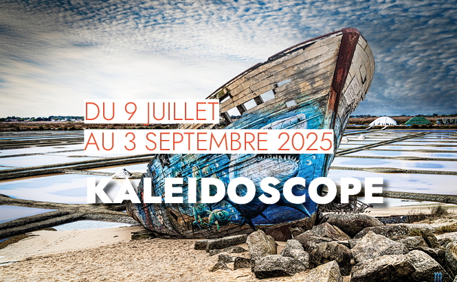 L'image montre une épave de bateau en bois échouée sur une plage rocheuse, avec en arrière-plan un paysage de marais salants sous un ciel partiellement nuageux. Le bateau est peint avec des motifs colorés, en particulier des teintes bleues et vertes.  Du texte est superposé à l’image :      En haut : « DU 9 JUILLET AU 3 SEPTEMBRE 2025 » en lettres capitales rouges.      En bas : « KALEIDOSCOPE » en lettres capitales blanches et épaisses.