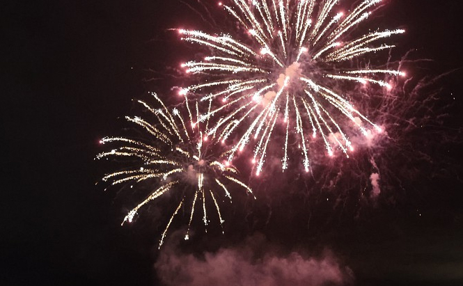 photo de feu d'arifice couleur rose violet 
