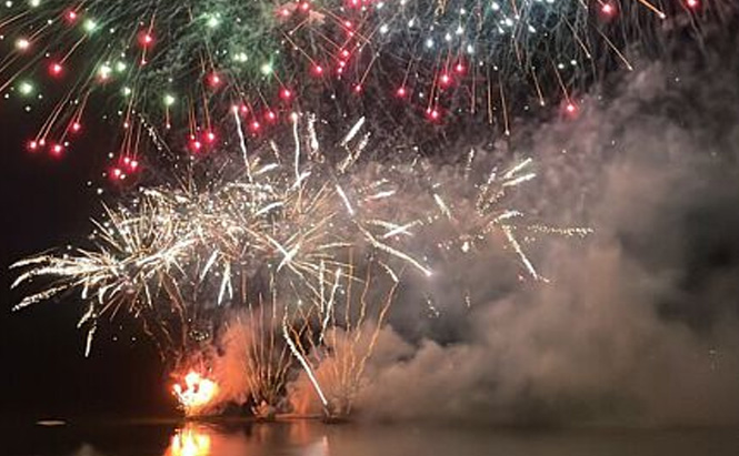 photo de feu d'artifice sur l'eau - étang de l'olivier
