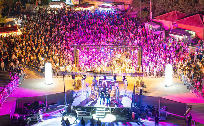 Concert de l'été au bord de l'étang - foule