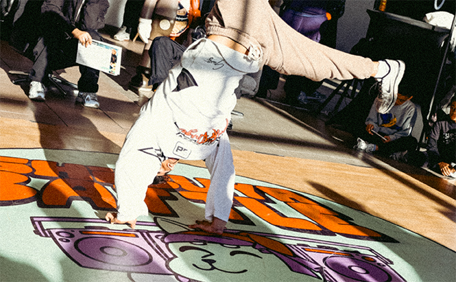 photo jeune fille danse hip hop danse urbaine avec basket tee shirt rouge avec inscruption chinoise 