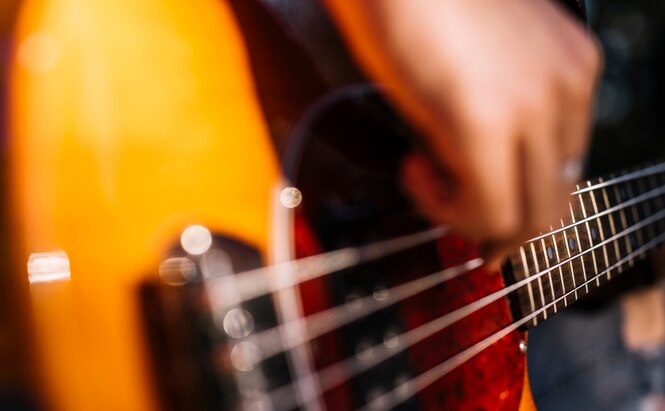 Photo main sur guitare