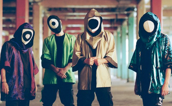 Photo du groupe de musique MAKOTO SAN  homme avec cagoule noire et capure dans milieu urbain désafecté 