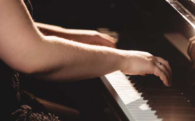 photo de piano touche avec bras de femme