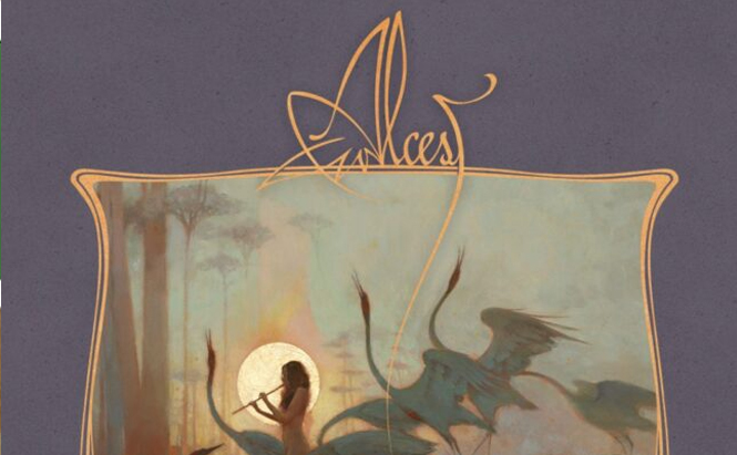 L’image montre une illustration artistique encadrée par une bordure dorée aux contours arrondis. En haut, le nom Alcest est écrit dans une typographie stylisée et courbée.  Au centre de l’image, une silhouette humaine joue de la flûte face à un grand disque doré évoquant un soleil ou une lune. La scène se déroule dans un environnement onirique peuplé de créatures ailées ressemblant à de grands oiseaux aux ailes étendues. En arrière-plan, des arbres fins et élancés apparaissent dans une brume pastel. L’arrière-plan général est teinté de nuances douces de bleu, beige, rose et doré, avec un ciel aux tons éthérés. Le fond extérieur à l’illustration est uni et violet.