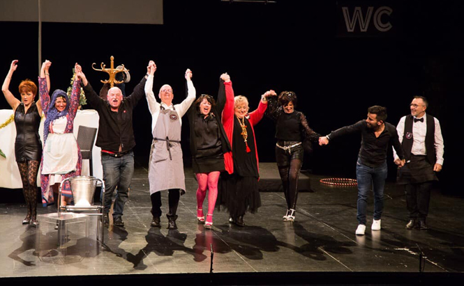 Photo des acteurs locaux sur une scene de théâtre - hommes femmes 