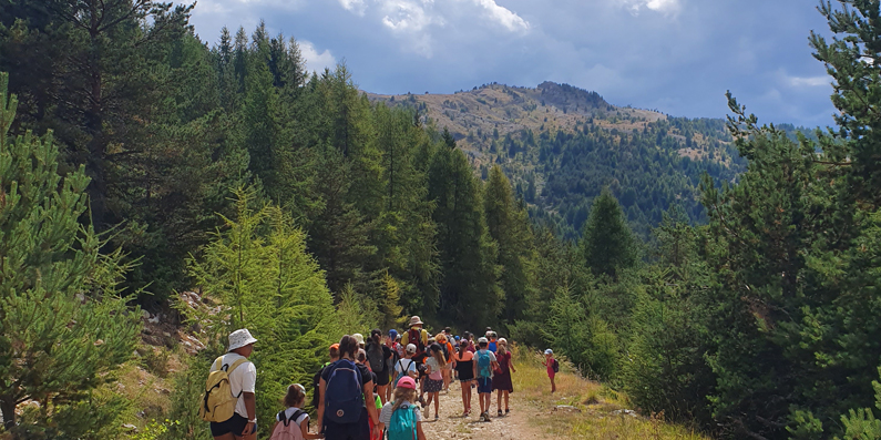 Photos d'enfants à la montagne en rando l'été 