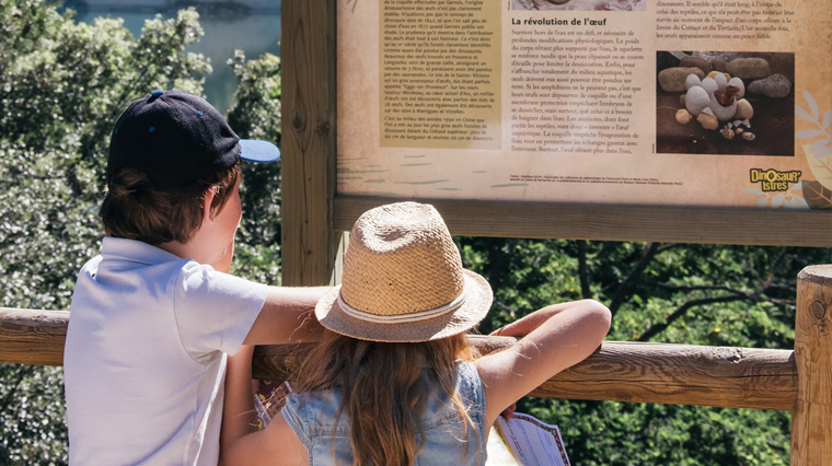 Accès la billetterie des activités de l'office de tourisme - photo enfants avec chapeau à Dinosaur'Istres