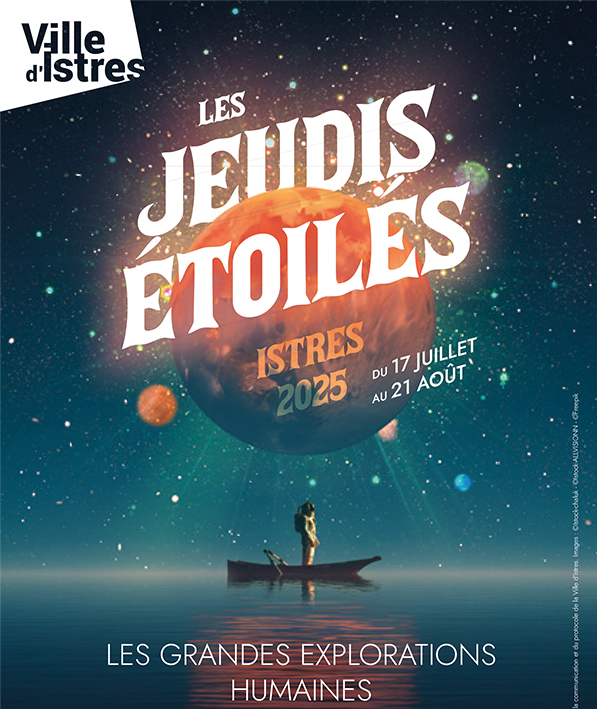 L’image est une affiche promotionnelle au format vertical.  En haut à gauche, le logo de la "Ville d’Istres" est affiché en blanc sur fond noir, dans un coin incliné.  Au centre, on lit en grandes lettres blanches : LES JEUDIS ÉTOILÉS En dessous, en lettres orange et vertes : ISTRES 2025 Puis, à droite : DU 17 JUILLET AU 21 AOÛT  L’arrière-plan représente un ciel étoilé avec des teintes de bleu, de vert et d’orange, ainsi que plusieurs planètes ou sphères lumineuses.  En bas de l’image, une personne se tient debout dans une barque sur un plan d’eau calme. La silhouette est sombre et le reflet de la barque est visible dans l’eau.  En bas de l’affiche, on trouve le texte blanc : LES GRANDES EXPLORATIONS HUMAINES  Des mentions légales ou crédits sont indiqués en petits caractères sur le bord inférieur droit.