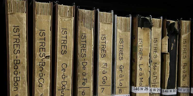 ARCHIVES MUNICIPALES photo ancien livre d'Istres