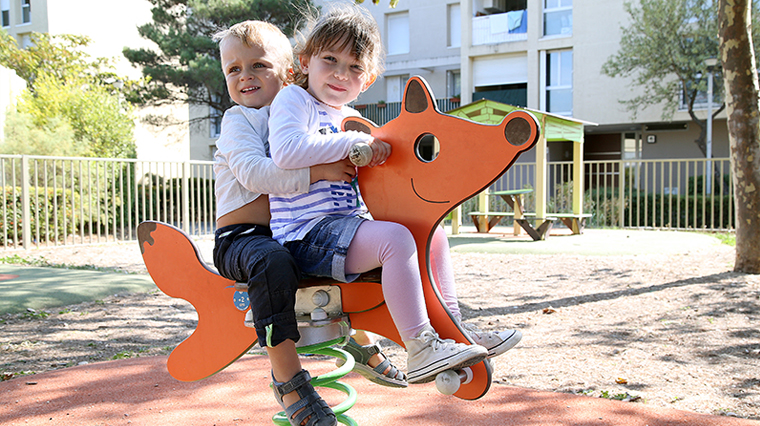 PETITE ENFANCE (crèches) photo d'enfants sur jeux 