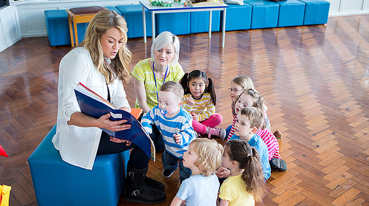 HANDICAP : AIH POUR L'ENFANT photo d'enfants avec un agent insertion handicap 