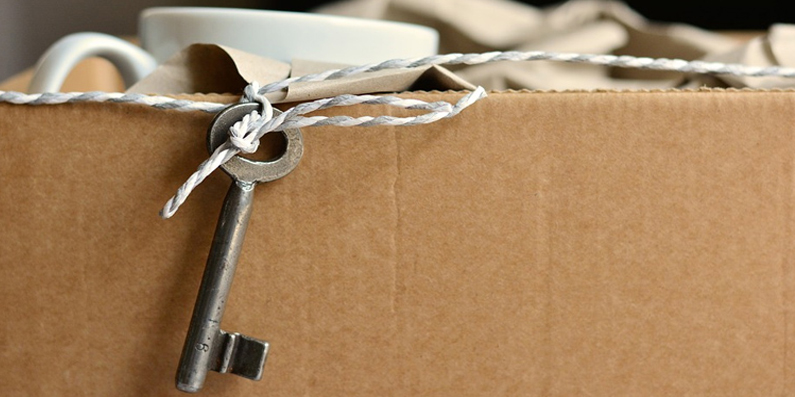 CHANGEMENT DE DOMICILE (étranger) photo d'un clé sur un carton