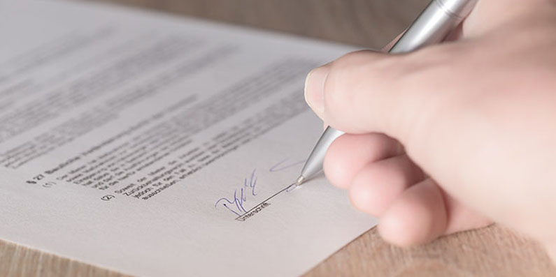 DEMANDE DE LEGALISATION DE SIGNATURE LÉGALISATION DE SIGNATURE photo d'une personne qui signe