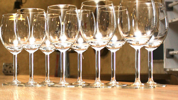 DÉBIT DE BOISSONS photo verres de vin