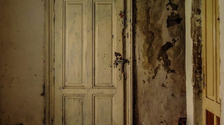 DÉCLARER UN LOGEMENT INDIGNE photo d'un mur délabré 